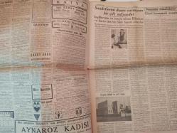 Akşam Gazetesi - 10 Teşrinisani 1938 - 10 Kasım 1938 - Bütün memleket matem içinde Atatürk bu sabah dokuzu beş geçe gözlerini dünyaya kapadı - Bayraklar yarıya indirildi - En büyük Türk'ün hayatı - Bizi biz yapan, Türke milliyetinin gururunu ve nefsine itimadı veren odur - Belediye Eminönü'nü açmak için ne kadar para verdi - Meş'um kadın - Haftalık piyasa - Şehir Haberleri - Hazin bir hadise - Saadetlerini dışarı varmıyan bir çift milyarder - Güzel konuşmak sanatı - Turgutlu Halkevi ve parti binası - Güneş kulübü hakkındaki asılsız neşriyat - Aspirin İlaç Reklamı - Bizde ilk defa piyanko nasıl başladı? İlk piyanko talihlisi - Kıyamet ne zaman kopacak - Brahma rahiplerini uğraştıran muamma - Zonguldakta resim sergisi - Hor Konkur - Küçük İlanlar - Hangi Renk Sizi Mesud Eder? - Neokalmina ilaç reklamı fotoğraf ve haberi - Tam Takım Gazete