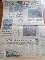 Milliyet Gazetesi - 3 Ocak 1961 - Ulaştırma Bakanı Sıtkı Ulay İstifa Etti - Şekerden Sonra Sigara Fiyatları İndiriliyor - Uşak Olaylarından Sanık 9 Kişi Daha Dün Tevkif Edildi - Kurumlar Vergisi Yüzde 10 Arttırıldı - İstanbul Üniversitesi Rektörü Sıddık Sami Onar 20 Gün İzin Aldı - Salim Başol Dün Ankara'dan Döndü - Laos'un Kuzey Bölgesi Kızılların Eline geçti - Belçika'da Hükümet İle Grevciler Radyo Harbine Başladılar - 7 Memba Suyunun Satışı Men Edildi - Çetin Altan Köşe Yazısı - İstanbul Teknik Üniversite Ankara Radyosu Programı - Kurucu Meclise 3 Gün Kala Yazan İbrahim Örs - Abdülcanbaz'ın Maceraları Çizgi Roman Çizen Turhan Selçuk - İstanbul Belediyesi Tarafından Açılan Yahya Kemal'in Kabri Projesi - Cici Can Çizen Bedri - Sahne Aşkları Çizen Leonard Starr - Doğuda Eğitim Davasını Tek Başına Gerçekleştiren Kadın Sıdıka Avar - Johnny Hazard Çizen Frank Robbins - Tombik Çizen Trog - Allahlık Ali Bey Çizen Swan - İzmirspor'lu Güven Beşiktaş'ta Mukavele İmzaladı - Altay Kulübü