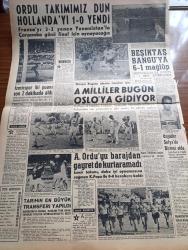 Milliyet Gazetesi - 29 Mayıs 1961 - Anayasası Kabul Edildi - Kore'de Dün 76 Gazete Kapatıldı - 27 Mayıs Devriminin Yıldönümü Kutlandı - Askeri Vasıtadan Atılırken Patlayan Bir Fişek Ruhsar Zırh İsimli Bir Kadını Öldürdü - Diyarbakır'da Bir Petrol Damarı Daha Bulundu - Seyahat Serbestisi Haziran'da Tanınıyor - İstanbul'un 508. Fetih Yıldönümü - Çetin Altan Köşe Yazısı - Bugünkü Burç Falınız - Ankara'da Gece Yapılan 27 Mayıs Kutlamalarında Başkan Cemal Gürsel'de Bulundu - Hedefe Doğru Yeni Bir Adım Anayasa - Abdülcanbaz'ın Maceraları Çizgi Roman Çizen Turhan Selçuk - Yıldız Ve Müşfik Kenter Genco Erkal'la Evdeki Yabancı Komedisinde Fotoğraf - Boncuk Walt Disney - Cisco Kid Çizen Jose Salinas Rod Reed- Allahlık Ali Bey Çizen Swan - Haldun Dormen Tiyatrosu - Ordu Takımımız Dün Hollanda'yı 1 0 Yendi - Dünya Kupası Eleme Maçları İçin A Milliler Bugün Oslo'ya Gidiyor - Atlet Fahir Özgüder Sofya'da Birinci Oldu - Tarihin En Büyük Transferi Yapıldı Barcelona'lı Suarez İtalyan İnternazionale'ye