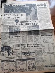 Milliyet Gazetesi - 1 Haziran 1961 - Yeni Anayasa Resmi Gazete İle Yayınlandı - Maliye Bakanı Kemal Kurdaş - Halkın Elindeki Para Piyasaya Aktarılacak - Tevfik İleri Duruşma Salonundaki Atıldı - Kansere Karşı İlaç Bulundu - Beynelmilel Basın Enstitüsü Kongresinde Türk Basın Ahlak Yasası Konuşuldu - Hilton Oteli Mutfağı Mühürlendi - Kennedy'e Paris'te - Tavas'ta Nümayiş Tahriki Yapan 26 Kişi Tevkif Edildi - Ayın Olayı Yeni Anayasa Kabul Edildi - Çetin Altan Köşe Yazısı - Abdülcanbaz'ın Maceraları Çizgi Roman Çizen Turhan Selçuk - Ayın Adamı Fezada 16,5 Dakikalık Seyahat Yapan Alan Shepard - Gary Cooper İstanbul'u Ziyaretinde Hilton'da - Malik Aksel Kimdir - Hayır Doktor Hayır Yazan Margueritte Lees Yazı Dizisi - Maruf Bey Çizen Martin - Boncuk Walt Disney - Cisco Kid Çizen Jose Salinas Rod Reed-- Tombik Çizen Trog - Allahlık Ali Bey Çizen Swan - Ordu Takımımız Dünya Şampiyonu - Bugün Oslo'da Norveç İle Oynuyoruz - Milli Takım Fotoğrafı - Can Bartu -Dünya Güreş Şampiyonası Yarın Başlıyor