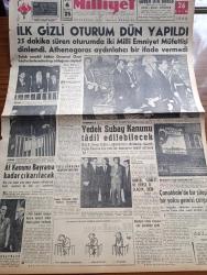 Milliyet Gazetesi - 26 Ekim 1960 - İlk Gizli Oturum Dün Yapıldı - 25 Dakika Süren Oturumda İki Milli Emniyet Müfettişi Dinlendi Athenagoras Aydınlatıcı Bir İfade Vermedi - Maliye Bakanı Ekrem Alican Da Dünkü Duruşmada 6 6 Eylül Olaylarını Anlattı - Düşükler Yassıada'da Filmi Gösteriliyor - Yedek Subay Kanunu Tadil Edilebilecek - Devlet Ve Hükümet Başkanı Cemal Gürsel Adalet Ne Derse O Olacak Dedi - Bugünkü Burç Falınız - Çetin Altan Köşe Yazısı - A Milli Takımı Beyoğluspor'u 4 0 Yendi - Galatasaray Karagümrük İçin Kampa Giriyor - Wembley Stadında İngiltere İspanya Maçı - Abdülcanbaz'ın Maceraları Çizgi Roman Çizen Turhan Selçuk - Yakut Gözlü Kedi Yazan Ümit Deniz Yazı Dizisi - Cici Can Çizen Bedri -  Sahne Aşkları Çizen Leonard Starr - Demir Yumruk Çizen John C. Murphy - Cisco Kid Çizen Jose Salinas Rod Reed- Tombik Çizen Trog - Bedri'nin Fırçasından Yassıada İntibaları - Halit Kıvanç Yassıada'dan Bildiriyor - Yüksek Adalet Divanındaki 11 Davanın Sırası Belli Oldu-  Adnan Menderes