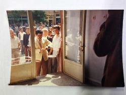 TURGUT ÖZAL'IN ORİJİNAL FOTOĞRAFI - Siyasi Tarih, 8. Cumhurbaşkanımız Turgut Özal, Başbakan Seçildiği 1983  Seçimi Sonrası,  Türkiye Gezisi Albümünden Bir Kare, 1984 - 15 x 10 cm EBADINDA - TURGUT ÖZAL KURDELE KESİP AÇILIŞ YAPARKEN