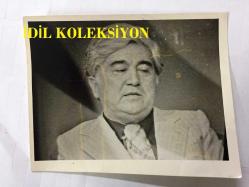 AZİZ NESİN'İN ORİJİNAL FOTOĞRAFI - 12 x 9 cm EBADINDA - SİYAH & BEYAZ - AZİZ NESİN TV KONUŞMASI YAPARKEN