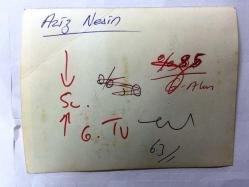 AZİZ NESİN'İN ORİJİNAL FOTOĞRAFI - 12 x 9 cm EBADINDA - SİYAH & BEYAZ - AZİZ NESİN TV KONUŞMASI YAPARKEN