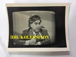 AZİZ NESİN'İN ORİJİNAL FOTOĞRAFI - 12 x 9 cm EBADINDA - SİYAH & BEYAZ - AZİZ NESİN TV KONUŞMASI YAPARKEN