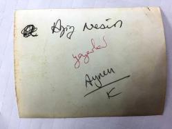 AZİZ NESİN'İN ORİJİNAL FOTOĞRAFI - 12 x 9 cm EBADINDA - SİYAH & BEYAZ - AZİZ NESİN TV KONUŞMASI YAPARKEN