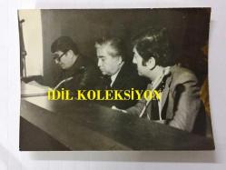 AZİZ NESİN'İN ORİJİNAL FOTOĞRAFI - 12 x 9 cm EBADINDA - SİYAH & BEYAZ - (THA) TÜRKİYE YAZARLAR SENDİKASININ DÜZENLEDİĞİ TELİF HAKLARI SEMİNERİNDE SENDİKA YÖNETİCİLERİ GENEL SEKRETERİ DEMİRTAŞ CEYHUN, GENEL BAŞKAN AZİZ NESİN ve İKİNCİ BAŞKAN ŞÜKRAN KURDAKUL BİR ARADA KONUŞMA YAPARLARKEN