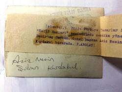 AZİZ NESİN'İN ORİJİNAL FOTOĞRAFI - 12 x 9 cm EBADINDA - SİYAH & BEYAZ - (THA) TÜRKİYE YAZARLAR SENDİKASININ DÜZENLEDİĞİ TELİF HAKLARI SEMİNERİNDE SENDİKA YÖNETİCİLERİ GENEL SEKRETERİ DEMİRTAŞ CEYHUN, GENEL BAŞKAN AZİZ NESİN ve İKİNCİ BAŞKAN ŞÜKRAN KURDAKUL BİR ARADA KONUŞMA YAPARLARKEN