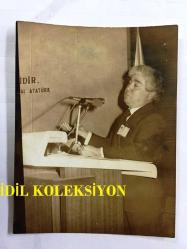 AZİZ NESİN'İN ORİJİNAL FOTOĞRAFI - 12 x 9 cm EBADINDA - SİYAH & BEYAZ - AZİZ NESİN (THA) TÜRKİYE YAZARLAR SENDİKASININ DÜZENLEDİĞİ TELİF HAKLARI SEMİNERİNDE KÜRSÜDE KONUŞMA YAPARKEN