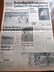 Milliyet Gazetesi - 1 Mayıs 1961 - Kartal'da Kurtalan Ekspresine Bindiren Banliyö Treninin 4 Vagonu Birbirine Geçti 14 Ölü 44 Yolcu Yaralı - Tren Kazası Fotoğraf - Tren Kazasında Ölenler - Trenin İkinci Vagonunda Bulunan Feriköy Hürriyet Ateşi Gençlik Kulübü - Abdi İpekçi Köşe Yazısı - Yuvarlak Masa Toplantısına Yazan Çetin Altan - Denizcilik Bankasının Sus Gemisi Tamir İçin 3 Yıldır Bekliyor - DYO Boya - Ayın Adamı Yahudi Kasabı Adolf Eichmann - Ayın Olayı Yuri Gagarin'in Fezaya Gidişi - Ayın Diğer Olayları Küba Harekatı Ve Cezayir'deki İsyan - Maruf Bey Çizen Martin - Cisco Kid Çizen Jose Salinas Rod Reed-- Tombik Çizen Trog - İtfaiyesi Olmayan Tunceli'nin Çarşısı Dün Tamamen Yandı - Milli Birlik Komitesi Osman Köksal Devrime Leke Sürenlere İhtarda Bulundu - Basketbol Milli Takımımız Çekleri 77 70 Mağlup Etti - Galatasaray Recep Adanır'ın Golü İle Galip Geldi - Spor Toto Neticeleri - Beşiktaş 1 Altınordu 0 - Beykoz İzmir'den 3  Puanla Dönüyor - Milli Ligde Puan Cetveli
