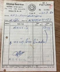 OTOMOBİL BENZİN FATURASI - 13 EYLÜL 1987 - SÜLEYMAN DEMİRHİSAR - PETROL OFİSİ BAYİİ - MUDANYA, BURSA - OSMAN FAHİR SEDEN, O.F.S. PRODÜKSİYON - BEYOĞLU, İSTANBUL - ISLAK İMZALI, KAŞELİ - 13 x 19 cm EBATLI ORİJİNAL FATURA - TÜRK SİNEMA - FİLM TARİHİ