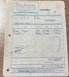 GIDA FATURASI - KOÇ MARKET - AZİZ SÖZAL,TURGAY KOÇ - MUDANYA, BURSA - OSMAN FAHİR SEDEN, O.F.S. PRODÜKSİYON - BEYOĞLU, İSTANBUL - ISLAK İMZALI, KAŞELİ - 13 x 19 cm EBATLI ORİJİNAL FATURA - TÜRK SİNEMA - FİLM TARİHİ