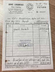 Efemera - YEMEK FATURASI - 22 EKİM 1994 - DENİZ LOKANTASI - ÖMER DEMİRTAŞ - 4.LEVENT, İSTANBUL - OSMAN FAHİR SEDEN, O.F.S. PRODÜKSİYON - BEYOĞLU, İSTANBUL - ISLAK İMZALI, KAŞELİ - 13 x 19 cm EBATLI ORİJİNAL FATURA - TÜRK SİNEMA - FİLM TARİHİ - kitantik - kitaLog