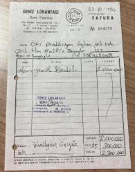 YEMEK FATURASI - 23 EKİM 1994 - DENİZ LOKANTASI - ÖMER DEMİRTAŞ - 4.LEVENT, İSTANBUL - OSMAN FAHİR SEDEN, O.F.S. PRODÜKSİYON - BEYOĞLU, İSTANBUL - ISLAK İMZALI, KAŞELİ - 13 x 19 cm EBATLI ORİJİNAL FATURA - TÜRK SİNEMA - FİLM TARİHİ