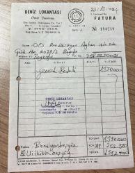 YEMEK FATURASI - 23 EKİM 1994 - DENİZ LOKANTASI - ÖMER DEMİRTAŞ - 4.LEVENT, İSTANBUL - OSMAN FAHİR SEDEN, O.F.S. PRODÜKSİYON - BEYOĞLU, İSTANBUL - ISLAK İMZALI, KAŞELİ - 13 x 19 cm EBATLI ORİJİNAL FATURA - TÜRK SİNEMA - FİLM TARİHİ