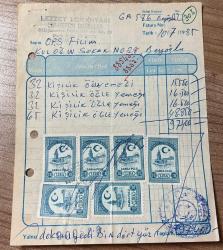 YEMEK FATURASI - 10 TEMMUZ 1985 - LEZZET LOKANTASI - ŞERAFETTİN DOĞRULAR - İSTANBUL - OSMAN FAHİR SEDEN, O.F.S. PRODÜKSİYON - BEYOĞLU, İSTANBUL - ISLAK İMZALI, KAŞELİ DAMGA PULU - 13 x 17 cm EBATLI ORİJİNAL FATURA - TÜRK SİNEMA - FİLM TARİHİ