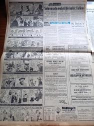 Milliyet Gazetesi - 24 Mayıs 1961 - Ege'de Şiddetli Deprem Can Kaybı Yok - Bütün Bölgede Hissedilen Deprem Neticesi 53 Ev Yıkıldı - Karma Komisyon Anayasa Tasarısı Üzerindeki Müzakerelerini Bugün Bitirecek - Piyasa Durgunluğu Önleyici Tedbirler - Sabık Bakanların Sorguları Başladı - Yassıada Duruşmaları Haziran Sonunda Bitiyor - Ankara'da Sinema Sarkıntılıklarına Karşı Teoman Planı - Çetin Altan Köşe Yazısı - Bir Asır Yaşamasını Bilen Şükrü Yalçınkaya Çavuş - Kültür Savaşı Yapan Albay İzzet Erkan - Kıymetli Ses Sanatkarı Abdullah Yüce - Kore Hükümeti 3000 Fahişeyi Tevkif Etti - Abdülcanbaz'ın Maceraları Çizgi Roman Çizen Turhan Selçuk - Sularımızda Mebzül Bir Balık Kalkan - Hayır Doktor Hayır Yazan Margueritte Lees Yazı Dizisi - Cici Can Çizen Bedri - Sahne Aşkları Çizen Leonard Starr - Maruf Bey Çizen Martin - Johnny Hazard Çizen Frank Robbins - Cisco Kid Çizen Jose Salinas Rod Reed - Tombik Çizen Trog - Futbol Federasyonu Başkanı Muhterem Özyurt'un Gündüz Kılıç'a Cevabı Sert Oldu