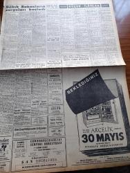 Milliyet Gazetesi - 24 Mayıs 1961 - Ege'de Şiddetli Deprem Can Kaybı Yok - Bütün Bölgede Hissedilen Deprem Neticesi 53 Ev Yıkıldı - Karma Komisyon Anayasa Tasarısı Üzerindeki Müzakerelerini Bugün Bitirecek - Piyasa Durgunluğu Önleyici Tedbirler - Sabık Bakanların Sorguları Başladı - Yassıada Duruşmaları Haziran Sonunda Bitiyor - Ankara'da Sinema Sarkıntılıklarına Karşı Teoman Planı - Çetin Altan Köşe Yazısı - Bir Asır Yaşamasını Bilen Şükrü Yalçınkaya Çavuş - Kültür Savaşı Yapan Albay İzzet Erkan - Kıymetli Ses Sanatkarı Abdullah Yüce - Kore Hükümeti 3000 Fahişeyi Tevkif Etti - Abdülcanbaz'ın Maceraları Çizgi Roman Çizen Turhan Selçuk - Sularımızda Mebzül Bir Balık Kalkan - Hayır Doktor Hayır Yazan Margueritte Lees Yazı Dizisi - Cici Can Çizen Bedri - Sahne Aşkları Çizen Leonard Starr - Maruf Bey Çizen Martin - Johnny Hazard Çizen Frank Robbins - Cisco Kid Çizen Jose Salinas Rod Reed - Tombik Çizen Trog - Futbol Federasyonu Başkanı Muhterem Özyurt'un Gündüz Kılıç'a Cevabı Sert Oldu