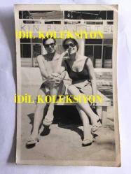 EMEL SAYIN'IN EŞİ İSMET KASAPOĞLU İLE ORİJİNAL FOTOĞRAFI - 13 x 9 cm EBADINDA - 1967 ERDEK'TE GÜNEŞLENİRKEN - SİYAH & BEYAZ