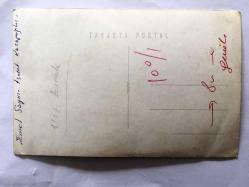 EMEL SAYIN'IN EŞİ İSMET KASAPOĞLU İLE ORİJİNAL FOTOĞRAFI - 13 x 9 cm EBADINDA - 1967 ERDEK'TE GÜNEŞLENİRKEN - SİYAH & BEYAZ