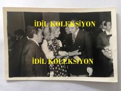 EMEL SAYIN'IN EŞİ İSMET KASAPOĞLU İLE ORİJİNAL FOTOĞRAFI - 13 x 9 cm EBADINDA - 1970'LERDEN - SİYAH & BEYAZ