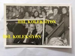 EMEL SAYIN'IN EŞİ İSMET KASAPOĞLU İLE ORİJİNAL FOTOĞRAFI - 13 x 9 cm EBADINDA - 1970'LERDEN - SİYAH & BEYAZ