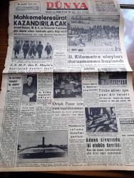Dünya Gazetesi - 28 Aralık 1960 - Falih Rıfkı Atay Köşe Yazısı - Yassıada'da Mahkemelere Sürat Kazandırılacak - Atatürk'ün Ankara'ya İlk Ayak Basışının 41. Yıldönümü Coşkuyla Kutlanmıştır - 31. Kilometre Olayları Duruşması Başladı - Kağıt Fabrikaları Genel Müdürü Enver Atafırat Ve Arkadaşları Dün İzmit'te Yargılanırken Görünüyorlar - Menderes'in Sulama Kanalları Patladı - İstanbul'un Elektriği De Politikaya Alet Olmuş - Öldürmek İçin Yazan Jean Forton Yazı Dizisi - Cezayir'de Yeniden Çarpışmalar Oldu - Cumhuriyetçi Köylü Millet Partisi Dün Kurucu Meclise Katılacak Üyeleri Seçti - Zenci Şarkıcı Sammy Davis'in Sarışın Karısı Çocuk Bekliyor - Sahneden İdam Hücresine Yazan Sadi Tek Yazı Dizisi - Lindi Çizgi Roman - Roy Rogers Çizgi Roman - Yargıç Parker Çizgi Roman - Dr. Çat Çizen Bozz - Leonardo Da Vinci'nin Tablosunu 2 Milyon Dolara Satmadı - Fenerbahçe'yi Dün Naci Bostancı Çalıştırdı - Beşiktaş Cuma Akşamı Kampa Girecek - Spor Toto Tahmini -Galatasaray Futbol Takımı Dün Basketbol Oynadı