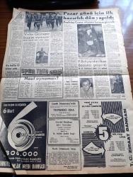 Dünya Gazetesi - 28 Aralık 1960 - Falih Rıfkı Atay Köşe Yazısı - Yassıada'da Mahkemelere Sürat Kazandırılacak - Atatürk'ün Ankara'ya İlk Ayak Basışının 41. Yıldönümü Coşkuyla Kutlanmıştır - 31. Kilometre Olayları Duruşması Başladı - Kağıt Fabrikaları Genel Müdürü Enver Atafırat Ve Arkadaşları Dün İzmit'te Yargılanırken Görünüyorlar - Menderes'in Sulama Kanalları Patladı - İstanbul'un Elektriği De Politikaya Alet Olmuş - Öldürmek İçin Yazan Jean Forton Yazı Dizisi - Cezayir'de Yeniden Çarpışmalar Oldu - Cumhuriyetçi Köylü Millet Partisi Dün Kurucu Meclise Katılacak Üyeleri Seçti - Zenci Şarkıcı Sammy Davis'in Sarışın Karısı Çocuk Bekliyor - Sahneden İdam Hücresine Yazan Sadi Tek Yazı Dizisi - Lindi Çizgi Roman - Roy Rogers Çizgi Roman - Yargıç Parker Çizgi Roman - Dr. Çat Çizen Bozz - Leonardo Da Vinci'nin Tablosunu 2 Milyon Dolara Satmadı - Fenerbahçe'yi Dün Naci Bostancı Çalıştırdı - Beşiktaş Cuma Akşamı Kampa Girecek - Spor Toto Tahmini -Galatasaray Futbol Takımı Dün Basketbol Oynadı