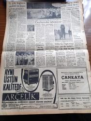 Dünya Gazetesi - 29 Aralık 1960 - İstanbul'un Yedi Meydanı Yazan Falih Rıfkı Atay Köşe Yazısı - Yedek Subay Okulunda Nezaret Altında Bulunan 62 Kişinin Beyanname Dağıttıkları Tesbit Edildi - Kurucu Meclis Üyeliği Seçimleri Devam  Ediyor - Dün İstanbul'dan 4 Temsilci Seçildi - Topkapı Davasında Beklenmeyen Delil - 147 Öğretim Üyesi Üniversiteye Dönebilecek - Yılın Adamı Cemal Gürsel - Birleşik Amerika'nın Noel Bilançosu Kazalarda 647 Kişi Öldü - Zoraniç Tankerinde Patlama Oldu - Belediye Yılbaşı İçin Tertibat Aldı - Yılbaşı İçin Kadıköy'de De Balo Tertip Edildi - Öldürmek İçin Yazan Jean Forton Yazı Dizisi- Brigitte Bardot Son Filmini Mi Çeviriyor - Meşhur Soprano Maria Callas Scala Ve Opera'ya Veda Edecek - Sahneden İdam Hücresine Yazan Sadi Tek Yazı Dizisi - Lindi Çizgi Roman - Roy Rogers Çizgi Roman - Yargıç Parker Çizgi Roman - Milli Takımımızın Baş Antrenörlüğü İçin Çaykovski İsteniyor - Beşiktaş'ın Maç Primi 750 Lira - Futbol Federasyonu Futbol Hakemi İsimli Bir Mecmua Çıkaracak