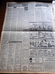 Dünya Gazetesi - 30 Aralık 1960 - Memur Maaşlarına Dair Yazan Falih Rıfkı Atay Köşe Yazısı - Cemal Gürsel Dün Basın Toplantısı Yaptı - Türk Tipi Kamyon Fabrikası Kurma İmkanı Araştırılıyor - Üniversiteler Üyelerini Seçtiler - Devlet Ve Hükümet Başkanı Cemal Gürsel'in Seçeceği Üyeler Belli Oldu - Yılbaşı Dolayısıyla Yassıada'da Salı Gününe Kadar Duruşma Yok - Evet'lerin Hayır'ların Antigone'si Yazan Adnan Benk - Antigone Türkçesi Orhan Veli Kanık Sahneye Koyan Yıldız Kenter Oyuncular Genco Erkal Sadri alışık Müşfik Kenter -  Cezayir'de Dün Yeni Karışıklıklar Oldu - Atatürk Devri Hatıraları - Sahneden İdam Hücresine Yazan Sadi Tek Yazı Dizisi - Lindi Çizgi Roman - Roy Rogers Çizgi Roman - Yargıç Parker Çizgi Roman - Dr. Çat Çizen Bozz - Ali İpar - Fatin Rüştü Zorlu - Hakkı Yeten Beşiktaş Kazanacak Dedi - Turgay Şeren'in Durumu Bugün Anlaşılacak - Müzahir Sille Ve Tan Tarı'ya Müsaade Edilmedi - Hentbol Şampiyonası - Galatasaray Kampta - İzmirspor altınordu Ve Göztepe Kampta