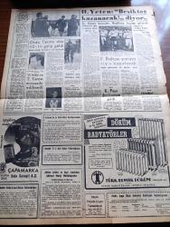 Dünya Gazetesi - 30 Aralık 1960 - Memur Maaşlarına Dair Yazan Falih Rıfkı Atay Köşe Yazısı - Cemal Gürsel Dün Basın Toplantısı Yaptı - Türk Tipi Kamyon Fabrikası Kurma İmkanı Araştırılıyor - Üniversiteler Üyelerini Seçtiler - Devlet Ve Hükümet Başkanı Cemal Gürsel'in Seçeceği Üyeler Belli Oldu - Yılbaşı Dolayısıyla Yassıada'da Salı Gününe Kadar Duruşma Yok - Evet'lerin Hayır'ların Antigone'si Yazan Adnan Benk - Antigone Türkçesi Orhan Veli Kanık Sahneye Koyan Yıldız Kenter Oyuncular Genco Erkal Sadri alışık Müşfik Kenter -  Cezayir'de Dün Yeni Karışıklıklar Oldu - Atatürk Devri Hatıraları - Sahneden İdam Hücresine Yazan Sadi Tek Yazı Dizisi - Lindi Çizgi Roman - Roy Rogers Çizgi Roman - Yargıç Parker Çizgi Roman - Dr. Çat Çizen Bozz - Ali İpar - Fatin Rüştü Zorlu - Hakkı Yeten Beşiktaş Kazanacak Dedi - Turgay Şeren'in Durumu Bugün Anlaşılacak - Müzahir Sille Ve Tan Tarı'ya Müsaade Edilmedi - Hentbol Şampiyonası - Galatasaray Kampta - İzmirspor altınordu Ve Göztepe Kampta