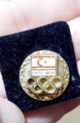 KKTC MİLLİ OLİMPİYAT KOMİTESİ ROZETİ Saklama kutusunda