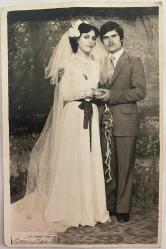 EL ELE POZ VEREN GELİN VE DAMAT  FOTOĞRAFI , STÜDYO FERT, ORİJİNAL SİYAH & BEYAZ, 14X9 EBADINDA - 1940'LAR, 1950'LER, 1960'LAR ve 1970'LER TÜRKİYE'SİNDEN NOSTALJİK DOĞUM GÜNÜ HEDİYESİ