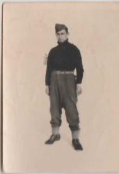 1950 YILI ARKASI NOTLU ERMENİ İSİMLİ ERKEK TİP ASKER  GÖRSELLİ SİYAH BEYAZ FOTOĞRAF