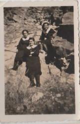 EĞİTİM TARİHİ - SİYAH ÖNLÜKLÜ KIZ ÖĞRENCİLER KAYALIKLARDA HATIRA POZU SİYAH BEYAZ FOTOĞRAF