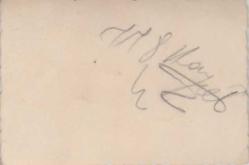 EĞİTİM TARİHİ - SİYAH ÖNLÜKLÜ KIZ ÖĞRENCİLER KAYALIKLARDA HATIRA POZU SİYAH BEYAZ FOTOĞRAF