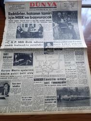 Dünya Gazetesi - 19 Kasım 1960 - Rektörler Toplantısı Ankara'da Başladı - İstanbul Valisi Refik Tulga'nın Basın Toplantısı - Yassıada'daki Dünkü Duruşmada Sıtkı Yırcalı Ve Şemsi Demirkan Görülüyor - İstanbul Üniversitesi Rektörü Profesör Sıddık Sami Onar Milli Birlik Komitesi Üyesi Kurmay Albay Osman Köksal Ve Ekrem Acuner'le  Görülmüştür - CHP Milli Birlik Ruhuna Sadık Kalmakta Azimlidir - İstanbul Teknik Üniversitesinde Petrol Şubesi Açıldı - İstanbul Belediyesinin Düşük Başkanı Kemal Aygün İçin 5 Yolsuzluk Duruşması - Parisli Metres Yazan Jean Freustie Yazı Dizisi - Belediye'de Migros için Toplantı - Bazı Düşüklerin Gayri Meşru Kazancı - Ava Gardner'in Aradığı Ve Unutamadığı Tek Kişi Frank Sinatra - Sahneden İdam Hücresine Yazan Sadi Tek Yazı Dizisi - Sandra Çizgi Roman - Lindi Çizgi Roman - Roy Rogers Çizgi Roman - Yargıç Parker Çizgi Roman - Fenerbahçe Altınordu Maçı - Basketbolda Fenerbahçe Darüşşafaka Oynuyor - Güreş Antrenörleri Vehbi Emre İle Görüştüler - Opon Ağrı Kesici