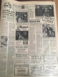 HÜRRİYET GAZETESİ 16 AĞUSTOS 1965 YIL :18 SAYI :6212--Memleketimize 6 ay içinde 115 bin turist geldi ---Ormandaki vahşi düello da koruculardan biri can verdi ---Güney sınırları kapatıldı --Aday olan eski DP lilerin çocuk ve akrabaları AP li  idarecileri telaşa düşürdü --Özden Çelik ,bu defa bir kolej  talebesi ile evlendi ---Petrokimya tesisleri on bin kişiye iş sahası açıyor ---Ürgüplü ile Mikoyan  uzun uzun görüştüler --Meşhur  rejisör  Vadim J. Fonda ile evlendi ---Almanya da ki işçiler ,sosyal  güvenlik anlaşmasının kısa zamanda çıkarılmasını istedi --Adnan Şensoy --Beşiktaş :3 Vefa :1 --Fenerbahçe ,Beykoz a 1-0 galip --Enternasyonal yüzme yarışları İsrail 'lilerin galibiyeti ile bitti --Demirspor A.Gücü nü 2-0 yendi --PTT ,H.Tepe yi hezimete  uğrattı :3-0--Şekerspor G.Birliği ni 2-1 mağlup  etti --Milli piyango dün çekildi --Erkek olduktan sonra ---Ayaklanan zencilere karşı gözyaşı bombası kullanıldı --Petro kimya tesisleri on bin kişiye iş sahası açıyor --