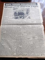 Dünya Gazetesi - 26 Ekim 1960 - Yassıada'da Divan Gizli Oturum Yaptı - Başsavcının Halen Görevli Bulunan Milli Emniyet Mensubu Tanıklarının Gizli Oturumda Dinlenmeleri İstedi - Athenagoras İfade Veriyor - 6 7 Eylül Davası - Adnan Menderes - Celal Bayar - İsmet İnönü'ye Tezahürat - Erzurum'da Cemal Gürsel Adalet Ne Derse O Olacaktır Dedi - Gençlere Kan Verdirmeyen Eski Demokrat Partili Doktor Bedri Bozoğlu Yargılandı - Türkiye Müşterek Pazar'a Alınmadı - Toprak Mahsulleri Ofisi Francalık Un Vermesi İstendi - Parisli Metres Yazan Jean Freustie Yazı Dizisi - A Milli Takım Namzetleri Beyoğluspor'u Yendi - İstanbul'un Nüfusu 1.902.488 e Ulaştı - Hürriyet Anıtının Yeri Tesbit Edildi - Grip İçin Yeni İlaç Bulundu - Sandra Çizgi Roman - Roy Rogers Çizgi Roman - Lindi Çizgi Roman - Yargıç Parker Çizgi Roman - Af Bayramdan Önce Çıkacak - İzmir Sabah Postası Gazetesi Başyazarı Orhan Rahmi Gökçe İfade Veriyor