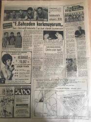 HÜRRİYET GAZETESİ 6 EKİM 1967 YIL :20 SAYI :6983--Pil arıza yapınca Mustafa Dayı nın kalbi derhal şehir ceryanına bağlandı --Avusturalya  ilk partide 600 aile gidiyor --Taraflar anlaştı ve Harp -İş in grevi sona erdi ---Genç ebe ,kendi ablasına ikiz çocuk doğurttu --Medeni Kanun ile Türkiye Batı ta doğru büyük bir adım atmıştı ---Dupontların  malikanesini basan  gangsterler  5 milyon liralık soygun yaptı ---Bir Türk İşçisinin Cezaevinde Ölümü Berlin Senatosuna Getirildi ---Galatasaray ın antrenörü Eken : Fenerbahçe den korkmuyorum --Sesi ve sanatıyla kısa zamanda gönüllere giren :Nebahat Yıldız --Boş ol deyince her şey biterdi --İstanbul da kıyılan ilk medeni nikahlar --Ve hala o günün saadeti içinde yaşıyorlar ---Öğrencilere kopya verdikleri iddia olunan 4 müdür ,ile 4 öğretmen ağır cezada yargılanacak --Tarım Bakanı : Biz Vatan Haini Miyiz ?Dedi --General Spantidakis in resimleri emirle bütün Yunan gazetelerinde yayınlatıldı ---