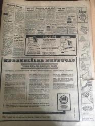 HÜRRİYET GAZETESİ 6 EKİM 1967 YIL :20 SAYI :6983--Pil arıza yapınca Mustafa Dayı nın kalbi derhal şehir ceryanına bağlandı --Avusturalya  ilk partide 600 aile gidiyor --Taraflar anlaştı ve Harp -İş in grevi sona erdi ---Genç ebe ,kendi ablasına ikiz çocuk doğurttu --Medeni Kanun ile Türkiye Batı ta doğru büyük bir adım atmıştı ---Dupontların  malikanesini basan  gangsterler  5 milyon liralık soygun yaptı ---Bir Türk İşçisinin Cezaevinde Ölümü Berlin Senatosuna Getirildi ---Galatasaray ın antrenörü Eken : Fenerbahçe den korkmuyorum --Sesi ve sanatıyla kısa zamanda gönüllere giren :Nebahat Yıldız --Boş ol deyince her şey biterdi --İstanbul da kıyılan ilk medeni nikahlar --Ve hala o günün saadeti içinde yaşıyorlar ---Öğrencilere kopya verdikleri iddia olunan 4 müdür ,ile 4 öğretmen ağır cezada yargılanacak --Tarım Bakanı : Biz Vatan Haini Miyiz ?Dedi --General Spantidakis in resimleri emirle bütün Yunan gazetelerinde yayınlatıldı ---
