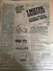 HÜRRİYET GAZETESİ 5 EKİM 1967 YIL :20 SAYI :6982--Evlatlık gittiği Almanya da işkence yapılıp tanınmayacak hale getirilen Nahide iyileşti ve aşık oldu --Kurtlu buğday işi ortalığı karıştırdı ---Dereli :Medeni Kanun düşmanlığı başladı dedi --Kıbrıslı Rumlar Savunma Bakanı Osman Örek in yeğenini kaçırıp üç gün hapsettiler --Demirel  ' İlmi Araştırmalar için 3 Milyar Lira Harcanacak --Tahta bacak Erdal ,çaldığı otomobille gezerken yakalandı --İki homoseksüel İngiliz İtalya da uygunsuz vaziyette  yakalandı ---Nuri Sesigüzel --Kemal Film :1967-1968 Film Listesini İftarla Sunar ---Takımların saha da tur atmaları yasak edildi --Amatör takımı Lağvederim ---Atina Basını Fenerbahçe yi Methediyor ---5 Liralık Peruka Bile Var --Yunan cuntasına kafa tutan  kadın gazeteci evinde hapsedildi --Denktaş ,Kıbrıs Davasının Yeni Bir Planla Ele Alınmasını İstedi ---Evlat edinmek isteyen zengin Amerikalı kız seçimine bugün başlıyor ---