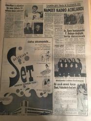 HÜRRİYET GAZETESİ 16 ŞUBAT 1967 YIL :19 SAYI :674--Taş Kömürü ,Demir ve Elektriğe Dün Zam Yapıldı ---Şarkışla da elli köyün çevre ile irtibatı kesildi --Akdeniz de batan bir çıkarma gemisinde dört er donarak öldü ---İki aylık kızımın babası milli binici Kemal Öncü dür --Firari Agop un ablası ve akrabaları panik içinde ---Necla ,annesinin teşviki ile babasını öldürmüş ---2100 yılında sokaklarda 100 yaşındaki insanlar dolaşacak ---Amerikan iş adamları bu sene futbola 20 milyon dolar yatırıyor ---Namzet kadro açıklandı --İz.Spor karşısında Fenerbahçe değişik tertip deneyecek ---İki çocuk annesi Aycan Önel ,Voleybola başladı --Kuru bir baston sahibinin 10 yılda aşk şairi yaptı ---Operanın perdesini açmak için 25 milyon daha lazım ---35 bin hacı adayı Amman da toplandı --Feyzioğlu :Demokrasiyi hiçbir tahrik yıkamaz dedi ---Bilgehan tenkitlere cevap verdi : Bizim anayasamız da sosyalizmin yeri yoktur --