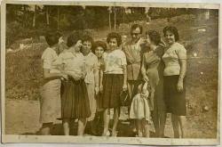 Efemera - BAHÇEDE POZ VEREN GENİŞ AİLE FOTOĞRAFI,  ORİJİNAL SİYAH & BEYAZ, 14X9 EBADINDA - 1940'LAR, 1950'LER, 1960'LAR ve 1970'LER TÜRKİYE'SİNDEN NOSTALJİK DOĞUM GÜNÜ HEDİYESİ - kitantik - kitaLog