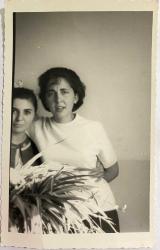 ÖNÜNDE SAKSI OLUP KARDEŞİYLE POZ VEREN ABLA FOTOĞRAFI,  29.10.1966, ORİJİNAL SİYAH & BEYAZ, 14X9 EBADINDA - 1940'LAR, 1950'LER, 1960'LAR ve 1970'LER TÜRKİYE'SİNDEN NOSTALJİK DOĞUM GÜNÜ HEDİYESİ