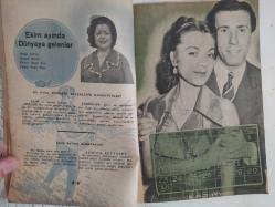 Resimli Radyo Dünyası Aktüalite Sinema Tiyatro Müzik ve Magazin Dergisi - 1952 Yıllığı - Perihan Sözeri - Safiye Ayla, Afife Edipoğlu, Mualla Mukadder, Akile Artun, Suzan Güven, Ahmet Üstün, Gazanfer Bilge, Müzeyyen Senar, Necdet Cici, Asım Arsoy, Muzaffer Akgün, Mustafa Çağlar, Zehra Bilir, Mualla Gökçay, Celal İnce, Necla Üstün, Nurettin Selçuk, Tonguç Tursan, Ahmet Üstün, Lütfü Güneri, Necdet Gezen, İsmail Tezelli, Sebahat Berberoğlu, Mualla Aracı, İrfan Doğrusöz, Kadri Şençalar, Selahattin Pınar, Şemsi Yastıman, Ekrem Kongar, Rikkat Uyanık, Esma Engin, Şeref İçli, Osman Nihat, Rakım Elkutlu, Baki Suha Edipoğlu, Tarık Gürcan, Mekşufe Ekeman, Selahattin Küçük, Mine Coşkun Sadi Hoşses fotoğrafları, biyografileri ve haberleri. - Tam Takım Dergi
