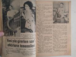 Resimli Radyo Dünyası Aktüalite Sinema Tiyatro Müzik ve Magazin Dergisi - 1952 Yıllığı - Perihan Sözeri - Safiye Ayla, Afife Edipoğlu, Mualla Mukadder, Akile Artun, Suzan Güven, Ahmet Üstün, Gazanfer Bilge, Müzeyyen Senar, Necdet Cici, Asım Arsoy, Muzaffer Akgün, Mustafa Çağlar, Zehra Bilir, Mualla Gökçay, Celal İnce, Necla Üstün, Nurettin Selçuk, Tonguç Tursan, Ahmet Üstün, Lütfü Güneri, Necdet Gezen, İsmail Tezelli, Sebahat Berberoğlu, Mualla Aracı, İrfan Doğrusöz, Kadri Şençalar, Selahattin Pınar, Şemsi Yastıman, Ekrem Kongar, Rikkat Uyanık, Esma Engin, Şeref İçli, Osman Nihat, Rakım Elkutlu, Baki Suha Edipoğlu, Tarık Gürcan, Mekşufe Ekeman, Selahattin Küçük, Mine Coşkun Sadi Hoşses fotoğrafları, biyografileri ve haberleri. - Tam Takım Dergi