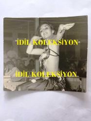 LEYLA SAYAR'IN ORİJİNAL FOTOĞRAFI - 10 x 9 cm EBADINDA - SİYAH & BEYAZ - LEYLA SAYAR SAHNEDE DANS EDERKEN