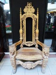 El oyması, kolçak başları aslan başı figürlü, ahşap taht. 19. Y.y. Y:175cm. En:90cm.