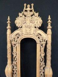 El oyması, kolçak başları aslan başı figürlü, ahşap taht. 19. Y.y. Y:175cm. En:90cm.